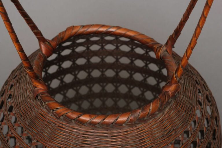 Panier Ikebana (hanakago) en bambou tressé globulaire avec une poignée en boucl…