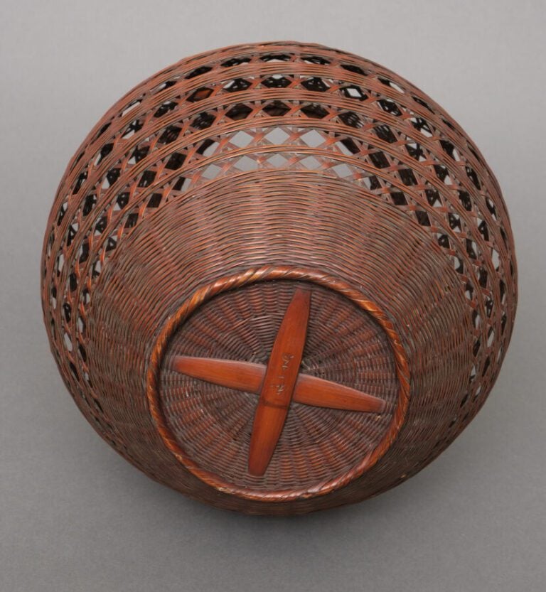Panier Ikebana (hanakago) en bambou tressé globulaire avec une poignée en boucl…