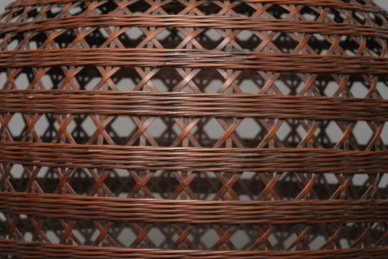 Panier Ikebana (hanakago) en bambou tressé globulaire avec une poignée en boucl…