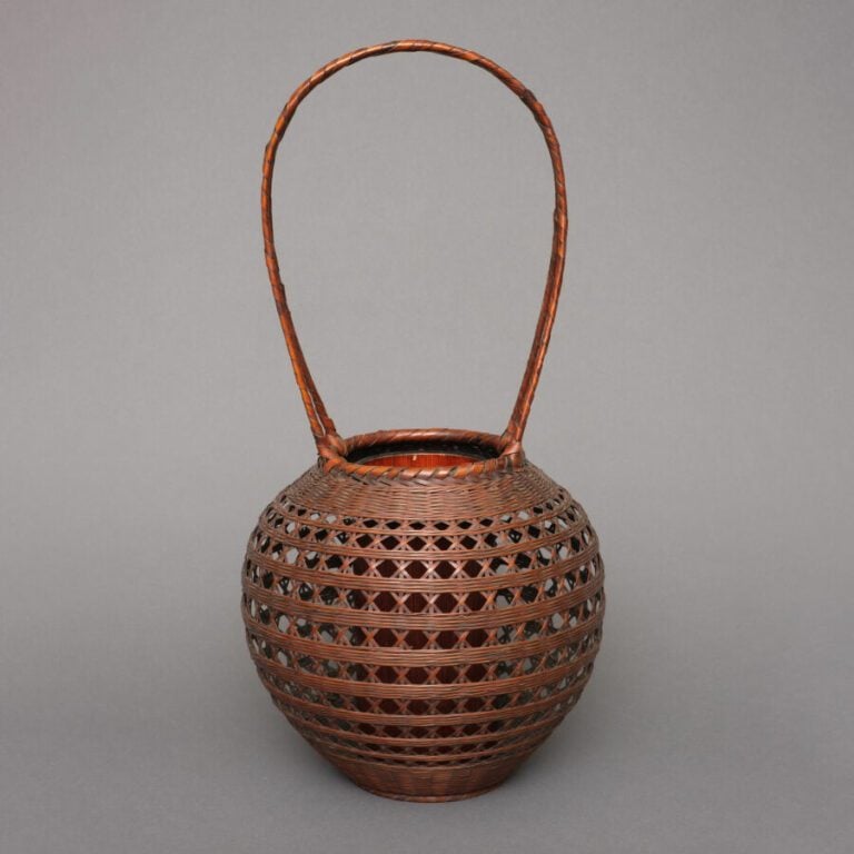 Panier Ikebana (hanakago) en bambou tressé globulaire avec une poignée en boucl…