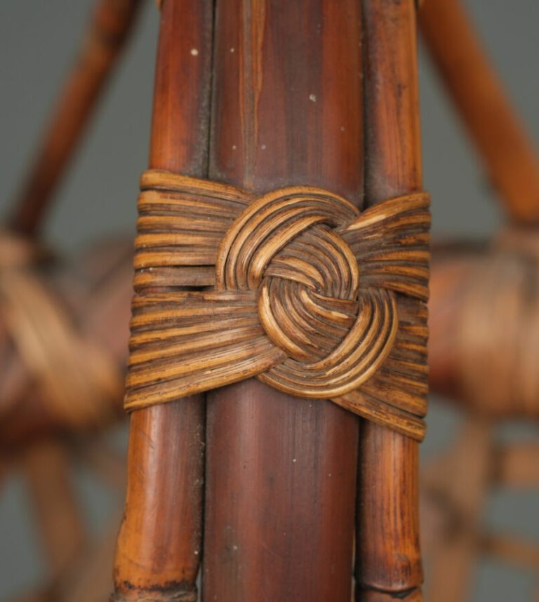Grand panier ikebana (hanakago) de forme de balustre en bambou tressé avec une…