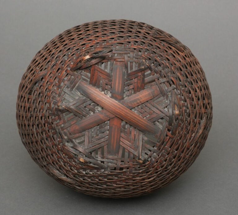 Panier Ikebana globulaire en bambou à patine brune. - Le rebord est composé de…
