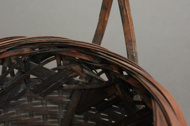 Panier Ikebana globulaire en bambou à patine brune. - Le rebord est composé de…