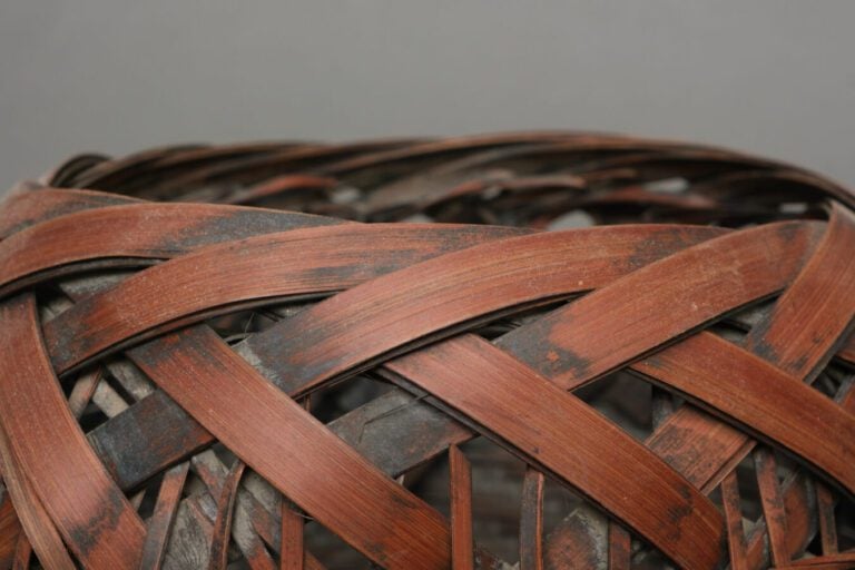 Panier Ikebana globulaire en bambou à patine brune. - Le rebord est composé de…