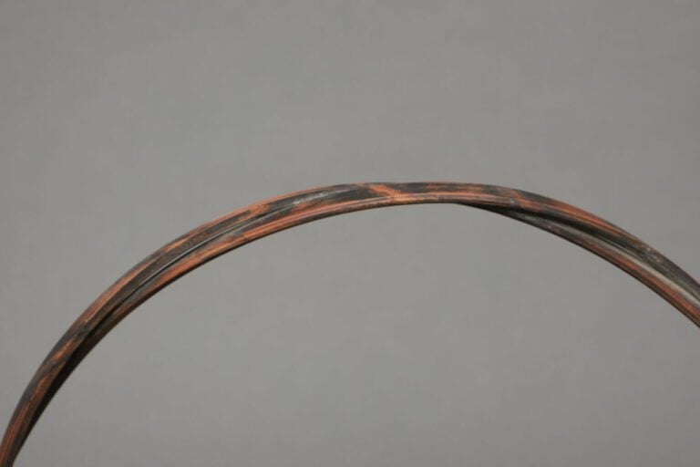 Panier Ikebana globulaire en bambou à patine brune. - Le rebord est composé de…