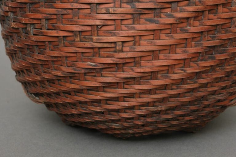 Panier Ikebana globulaire en bambou à patine brune. - Le rebord est composé de…