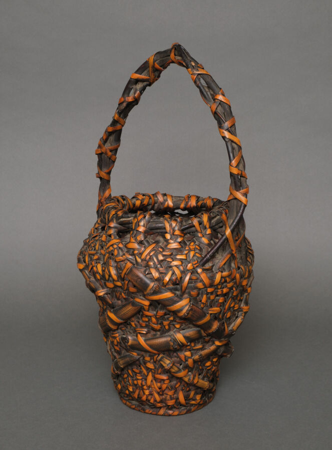 Panier ikebana (hanakago) en forme d'urne en bambou tressé avec une poignée en…