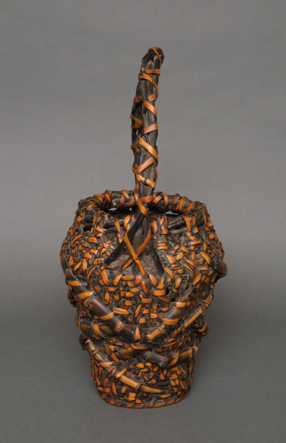 Panier ikebana (hanakago) en forme d'urne en bambou tressé avec une poignée en…