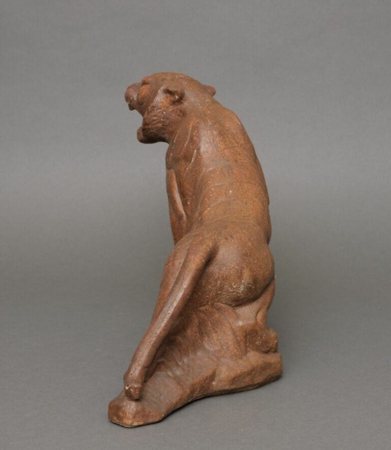Lourd modèle moulé en céramique émaillée brun rougeâtre d'un tigre féroce. La s…
