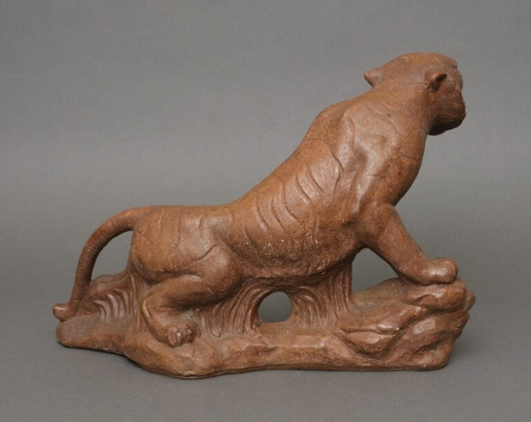 Lourd modèle moulé en céramique émaillée brun rougeâtre d'un tigre féroce. La s…