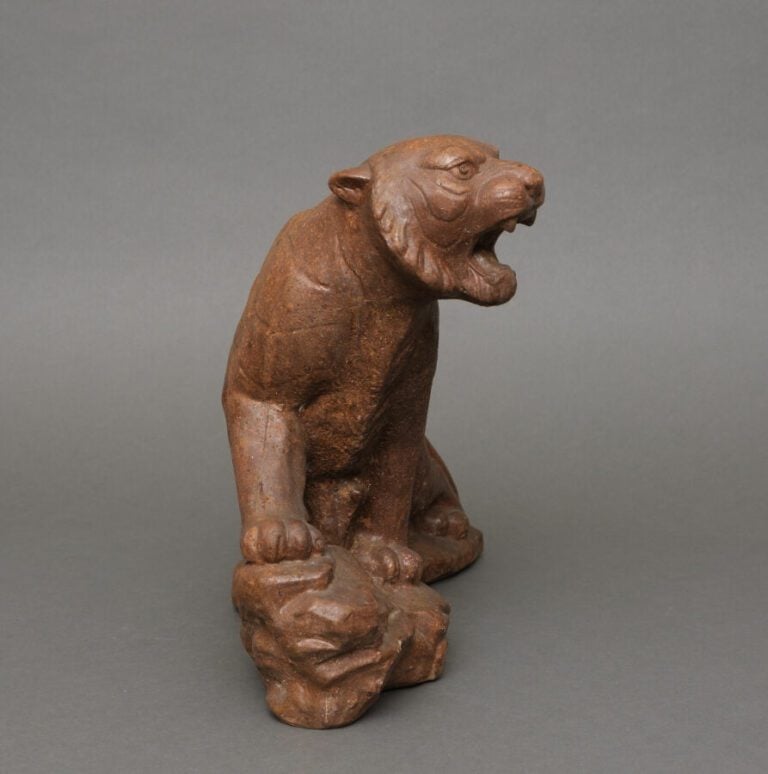Lourd modèle moulé en céramique émaillée brun rougeâtre d'un tigre féroce. La s…