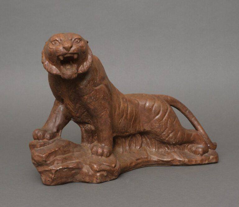 Lourd modèle moulé en céramique émaillée brun rougeâtre d'un tigre féroce. La s…