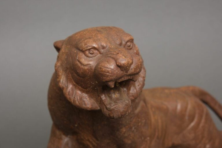 Lourd modèle moulé en céramique émaillée brun rougeâtre d'un tigre féroce. La s…