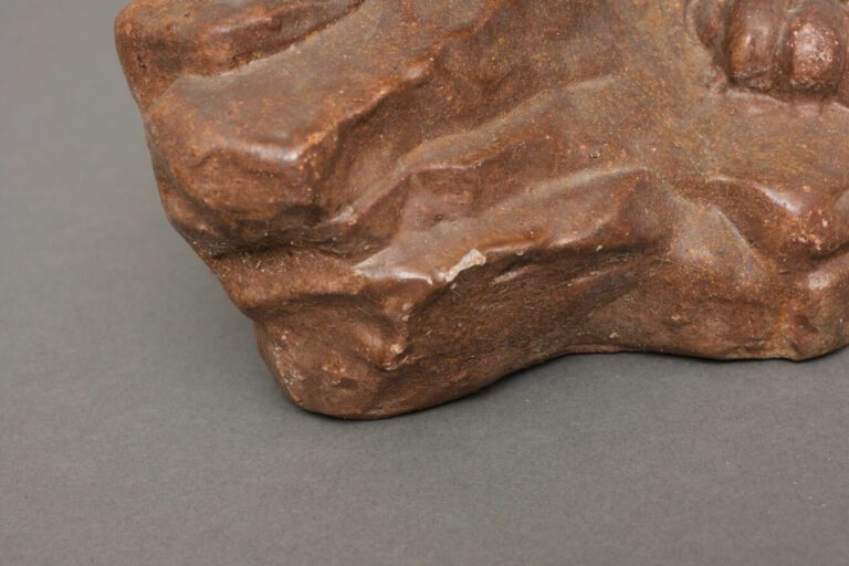 Lourd modèle moulé en céramique émaillée brun rougeâtre d'un tigre féroce. La s…