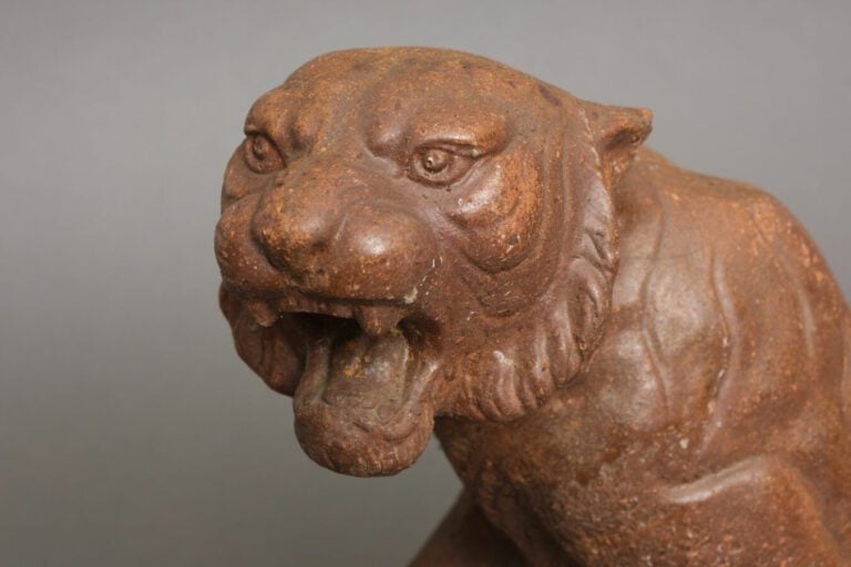 Lourd modèle moulé en céramique émaillée brun rougeâtre d'un tigre féroce. La s…