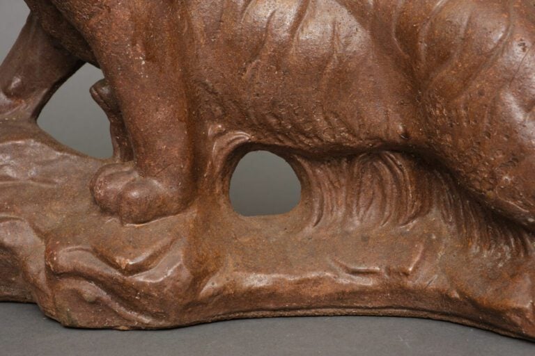 Lourd modèle moulé en céramique émaillée brun rougeâtre d'un tigre féroce. La s…