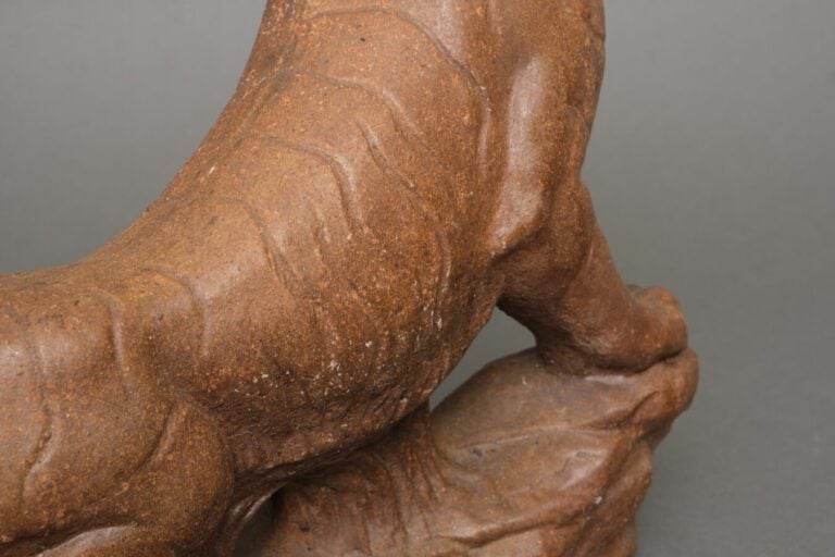 Lourd modèle moulé en céramique émaillée brun rougeâtre d'un tigre féroce. La s…