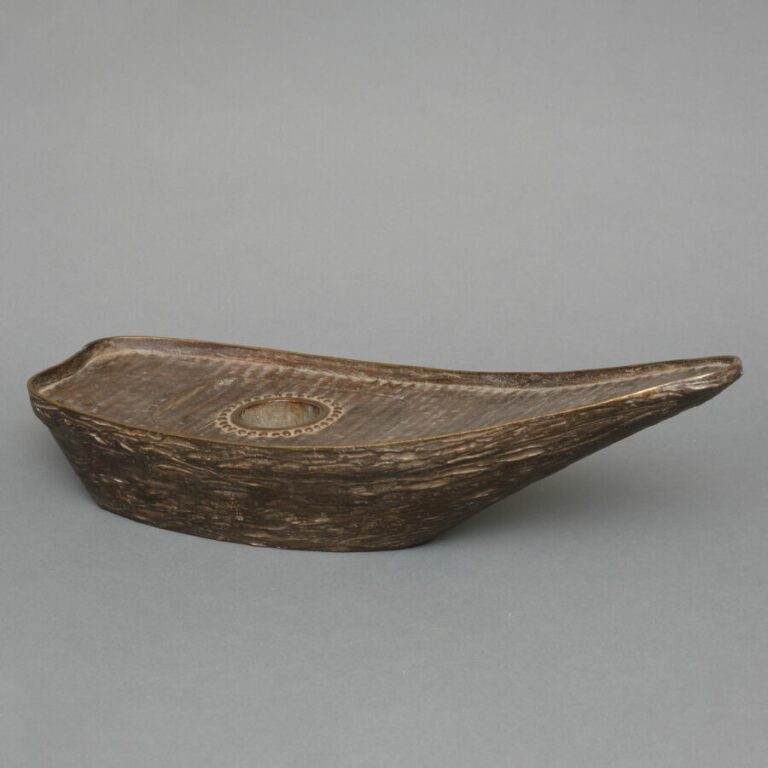 Vase ikebana en bronze en forme de bateau. - Une partie du pont du bateau est s…