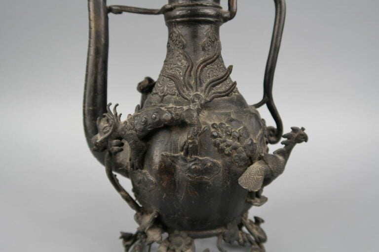 Chine - Verseuse en bronze à décor en relief de phénix, qilin, singe ... Le pie…