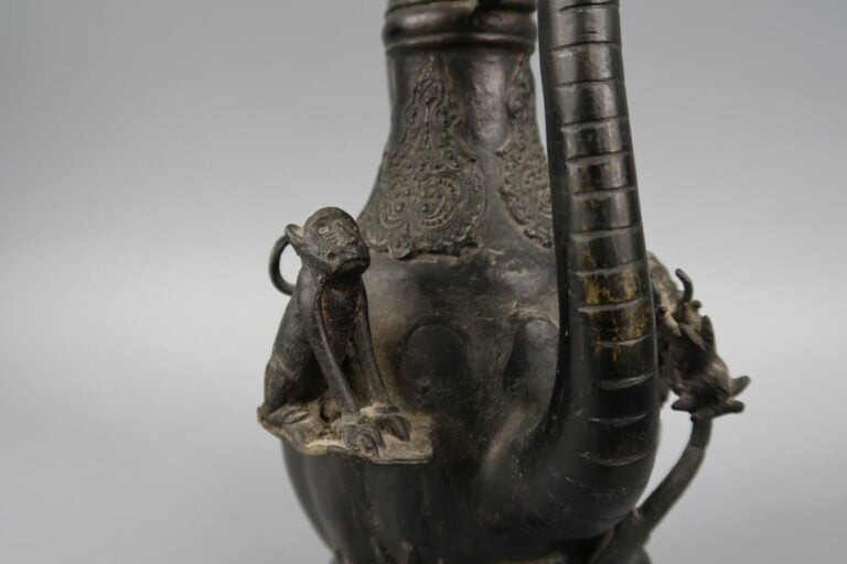 Chine - Verseuse en bronze à décor en relief de phénix, qilin, singe ... Le pie…