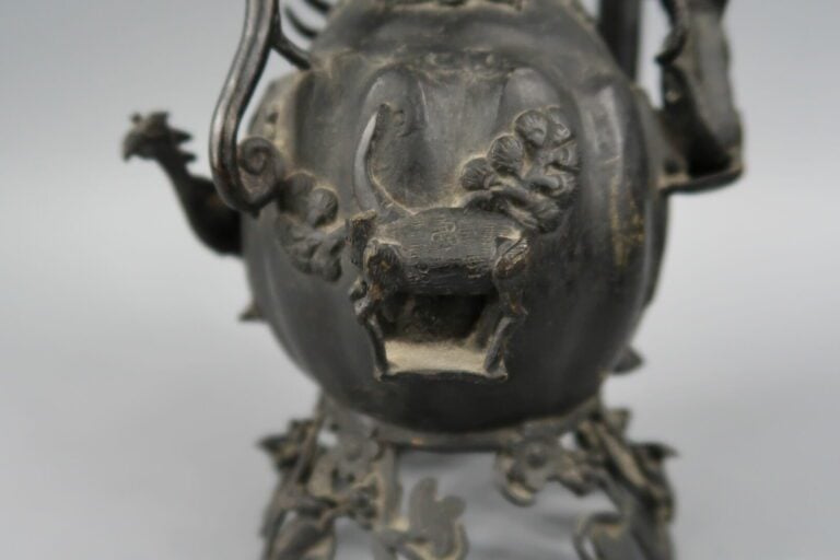 Chine - Verseuse en bronze à décor en relief de phénix, qilin, singe ... Le pie…