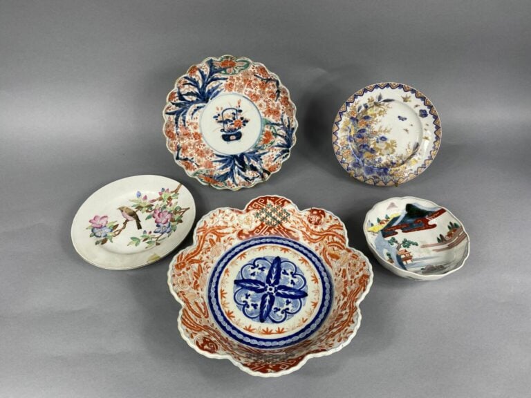 Asie - Ensemble d'objets en céramique émaillée comprenant un vase balustre dans…
