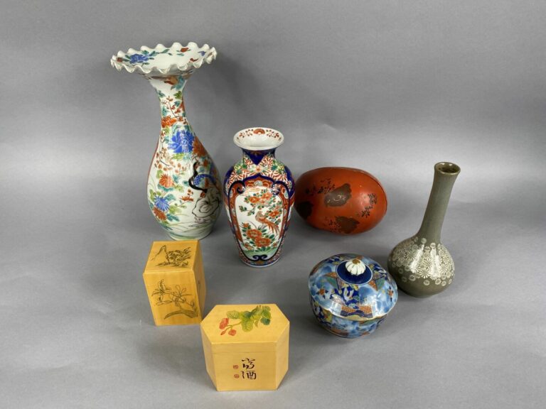 Asie - Ensemble d'objets en céramique émaillée comprenant un vase balustre dans…
