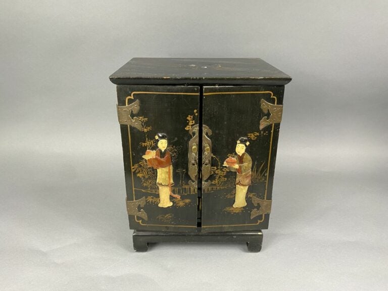 Chine - Petit cabinet en bois noirci ouvrant à deux vantaux et découvrant des t…