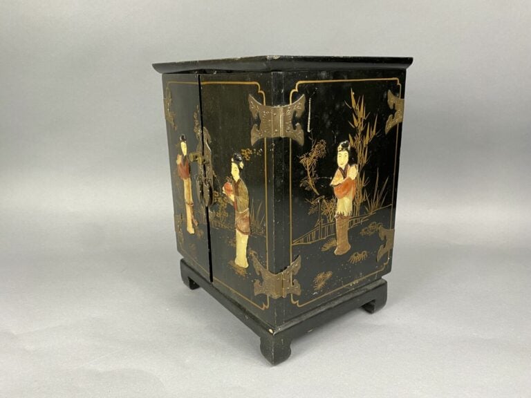 Chine - Petit cabinet en bois noirci ouvrant à deux vantaux et découvrant des t…