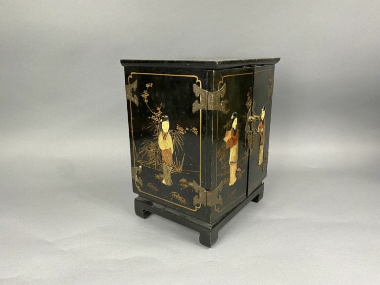 Chine - Petit cabinet en bois noirci ouvrant à deux vantaux et découvrant des t…