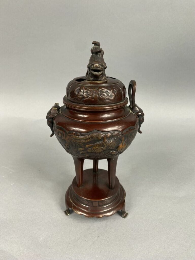 Chine - Petit brûle-parfum tripode en bronze à patine brune à décor de dragons…