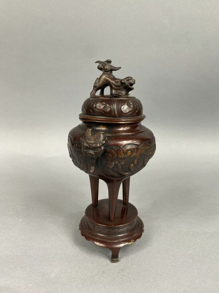 Chine - Petit brûle-parfum tripode en bronze à patine brune à décor de dragons…