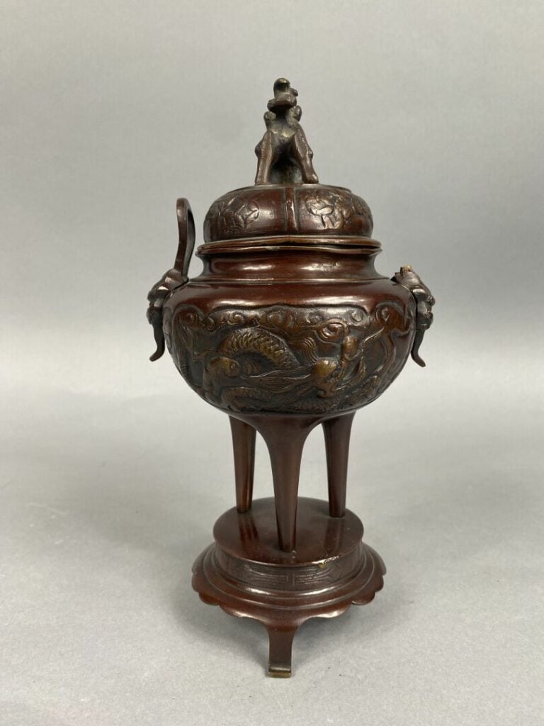 Chine - Petit brûle-parfum tripode en bronze à patine brune à décor de dragons…