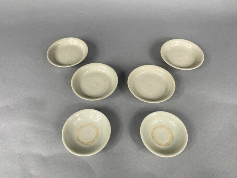 Chine, et dans le goût chinois - Ensemble de quatre tasses en céramique émaillé…