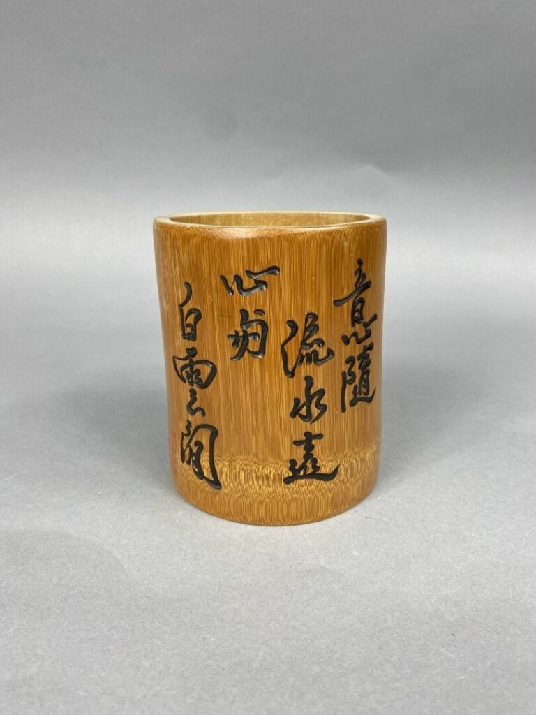 Chine - Ensemble de deux pots à pinceaux bitong en bois et bambou sculptés de p…