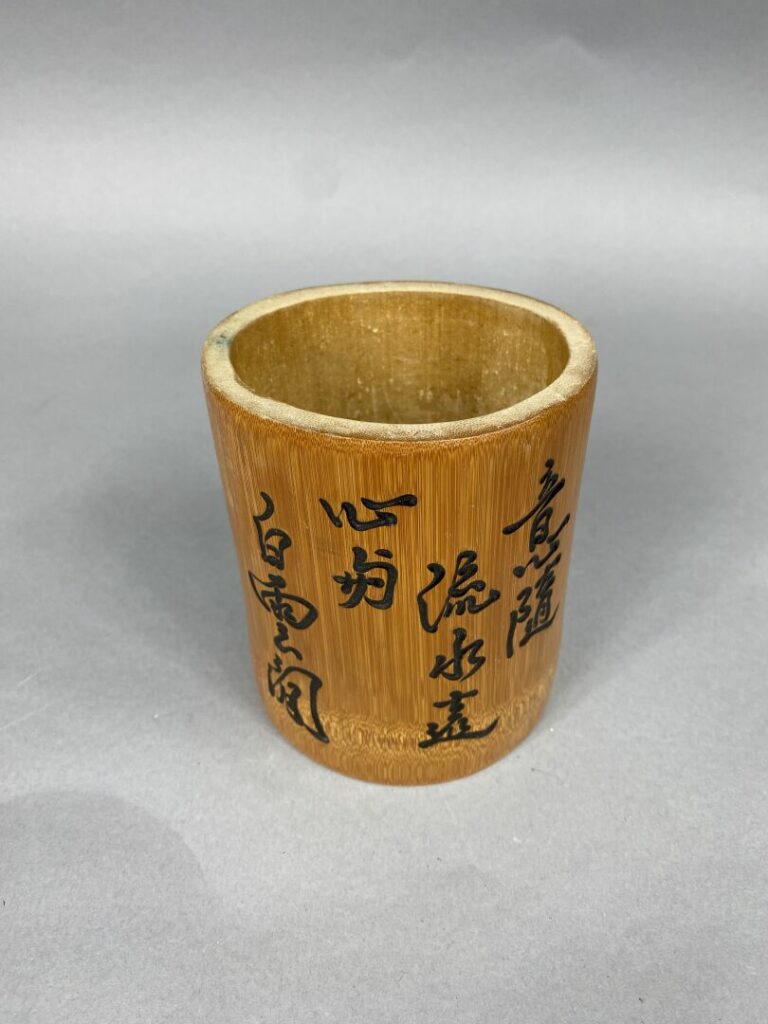 Chine - Ensemble de deux pots à pinceaux bitong en bois et bambou sculptés de p…
