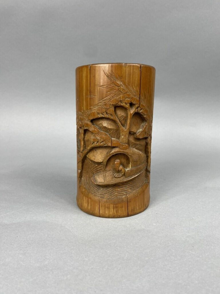Chine - Ensemble de deux pots à pinceaux bitong en bois et bambou sculptés de p…
