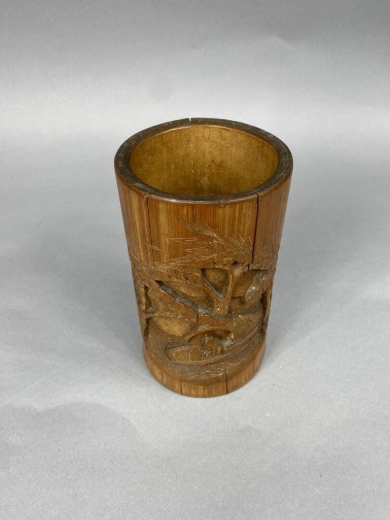 Chine - Ensemble de deux pots à pinceaux bitong en bois et bambou sculptés de p…