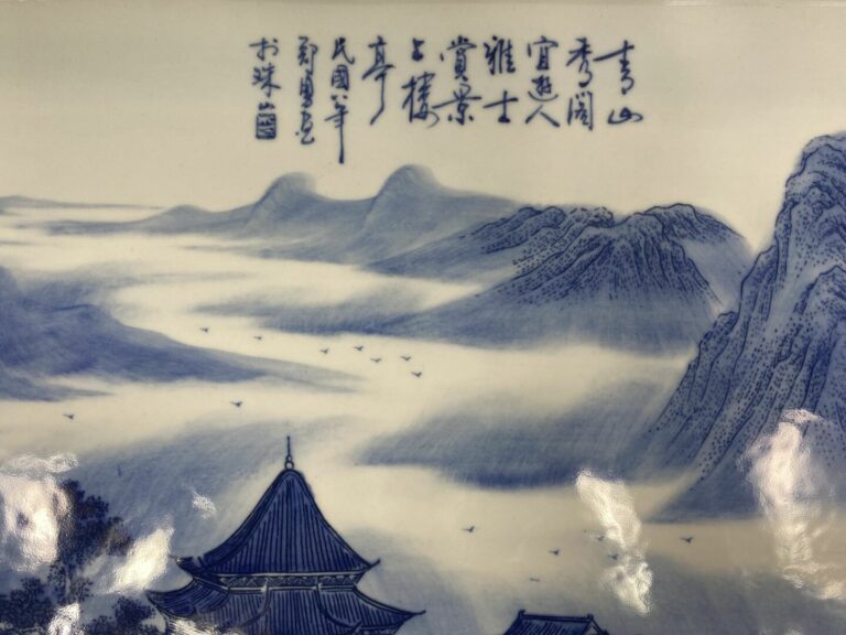 Chine, moderne - Grande plaque en céramique bleu à décor de paysage - Calligrap…