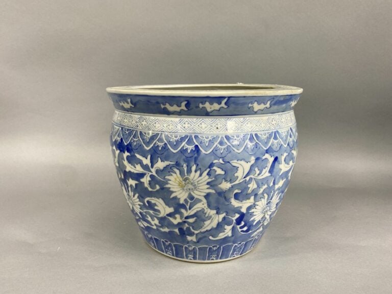 Chine - Vasque en porcelaine bleu blanc à décor de rinceaux feuillagés, fleurs…
