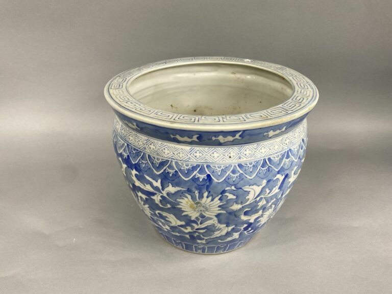 Chine - Vasque en porcelaine bleu blanc à décor de rinceaux feuillagés, fleurs…