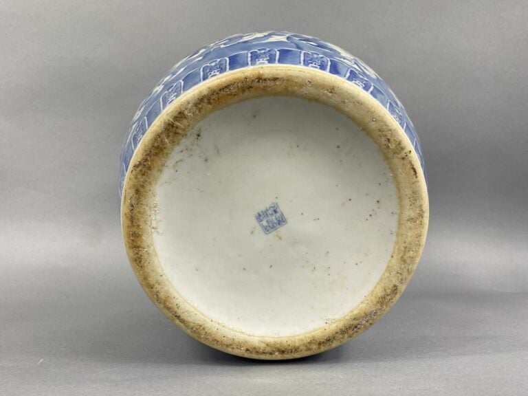 Chine - Vasque en porcelaine bleu blanc à décor de rinceaux feuillagés, fleurs…