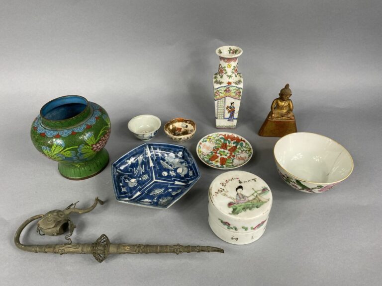 Asie - Lot d'objets asiatiques comprenant une boîte en bois à décor d'incrustat…