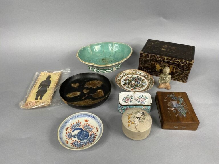 Asie - Lot d'objets asiatiques comprenant une boîte en bois à décor d'incrustat…