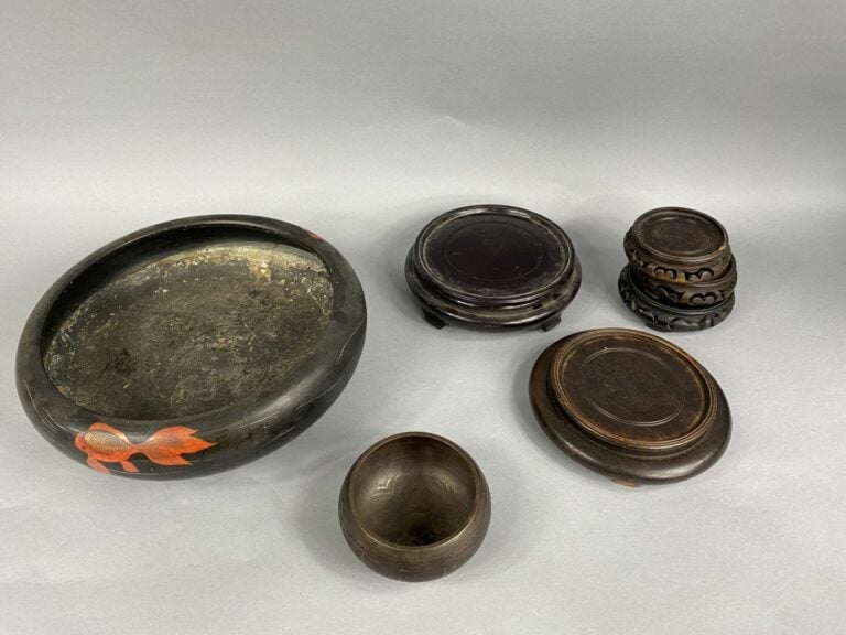 Asie - Lot d'objets asiatiques comprenant une boîte en bois à décor d'incrustat…