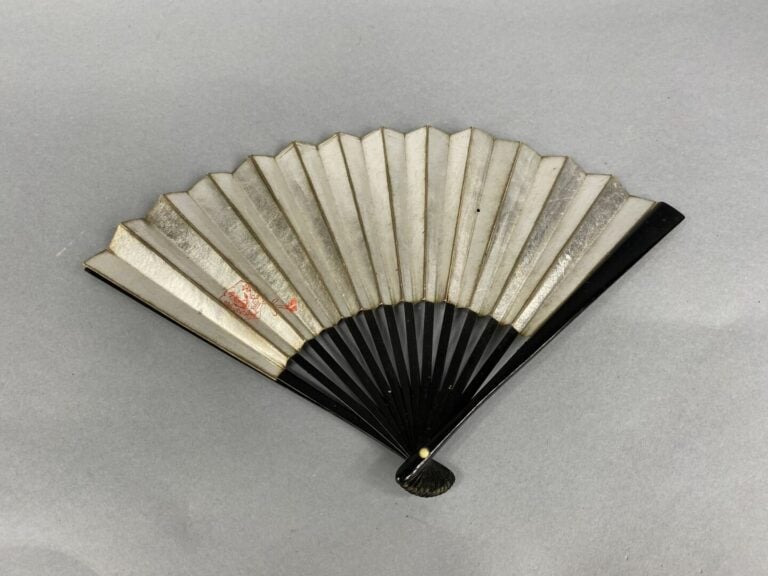 Asie - Lot d'objets asiatiques comprenant une boîte en bois à décor d'incrustat…