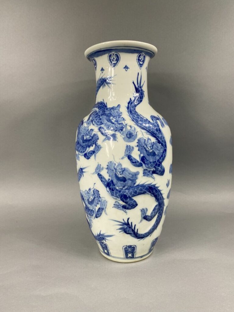 CHINE, dans le goût de - Grand vase balustre en porcelaine à décor bleu blanc d…