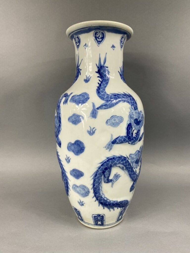 CHINE, dans le goût de - Grand vase balustre en porcelaine à décor bleu blanc d…