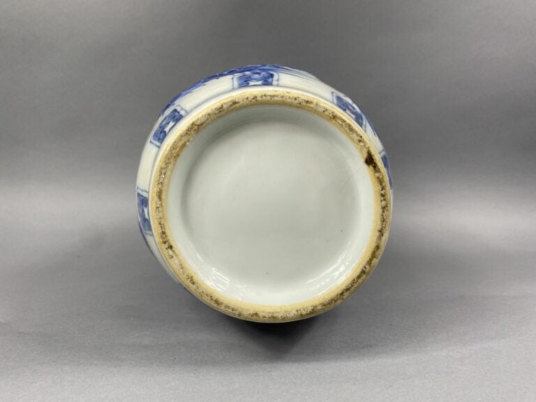 CHINE, dans le goût de - Grand vase balustre en porcelaine à décor bleu blanc d…