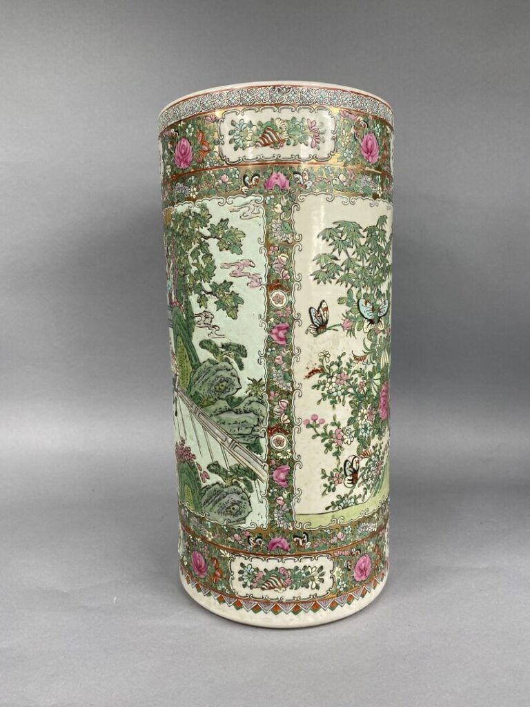 Chine, dans le goût - Grand vase rouleau / porte-parapluies en porcelaine à déc…